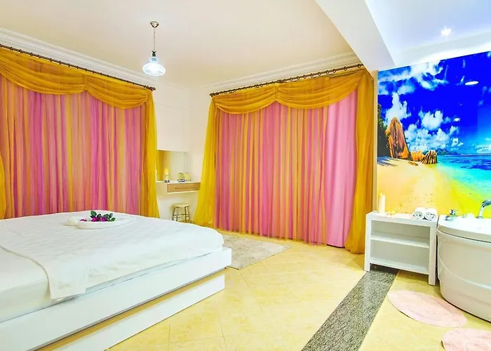 Calis 3 Bedroom With Private Pool Hot Tub
